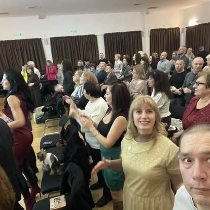 Голяма зала с участници на wellness събитие