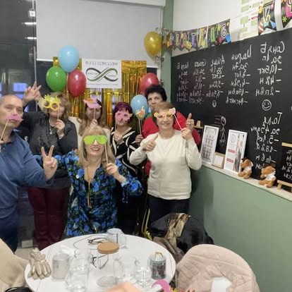 Празненство в клуб Финес и Мечти с балони и усмихнати хора