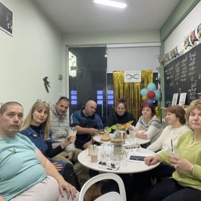 Хора в клуба на маса с шейкове и разговор